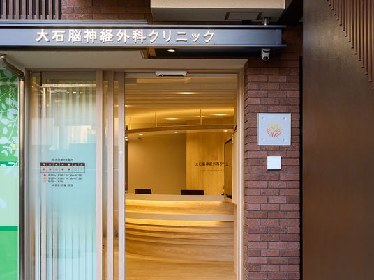 明るい入口の受付  
