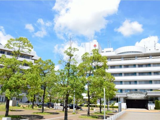 病院風の建物外観  