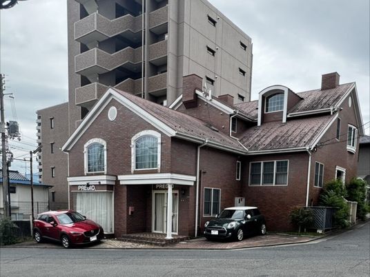 レンガ造りの建物外観