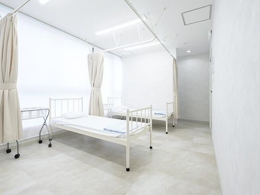 明るい居室にベッド3台  