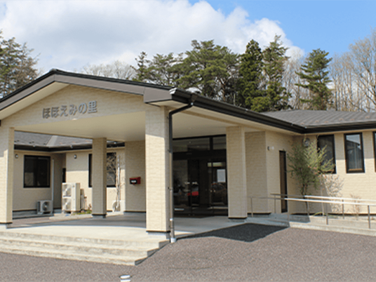 明るい外観の玄関  