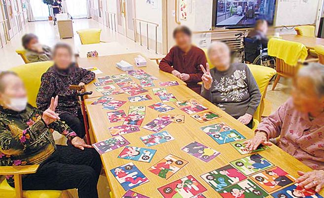 談笑する人々のラウンジ