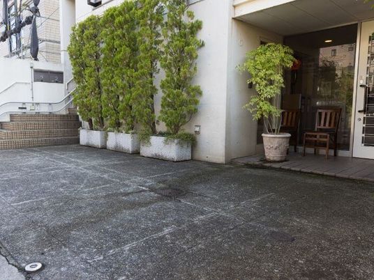 施設の入口前の外観  