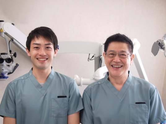笑顔のスタッフ2人  
