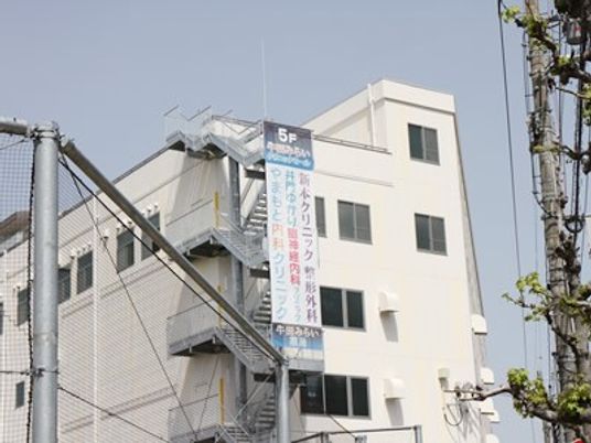 白い建物の外観  