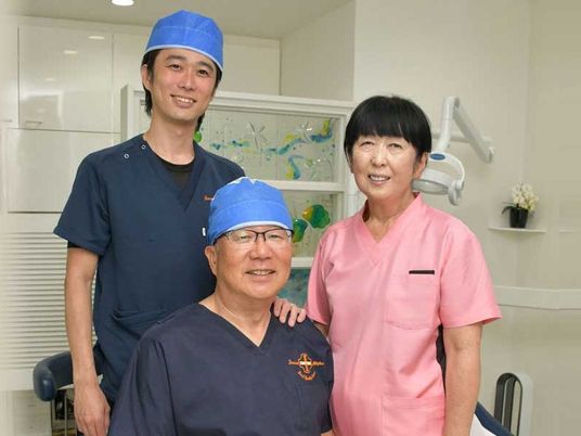 スタッフが並ぶ理美容室  