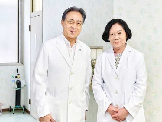 白衣の男女が立つ居室  