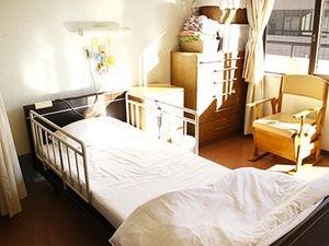 明るい居室のベッド  
