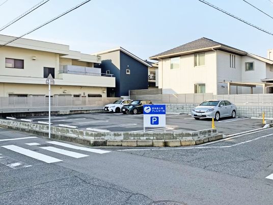 駐車場のある外観  