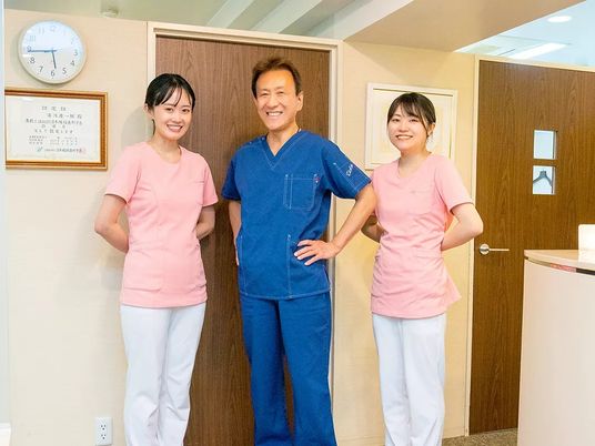 スタッフ3人のロビー  