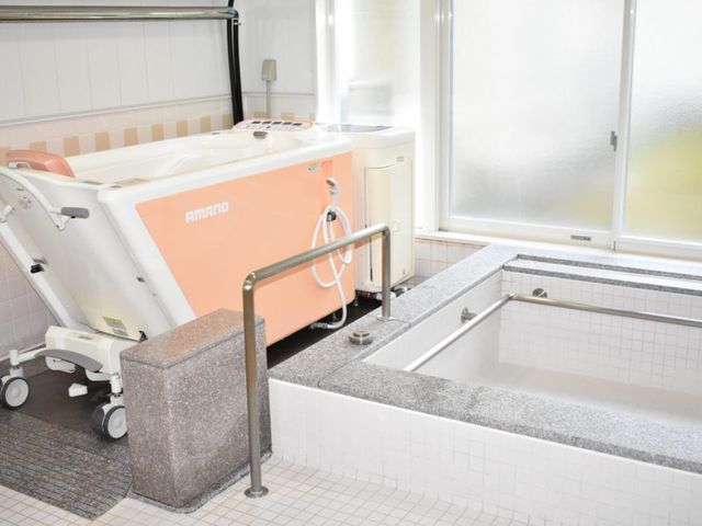 特別浴室 浴室 明るい自然光が差し込む浴室です。入浴補助設備が整っており、介護に適しています。