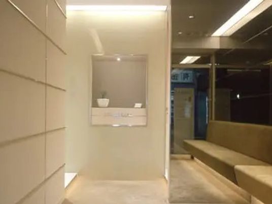明るい廊下とベンチのある待合  