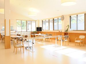 機能訓練室の明るい空間  