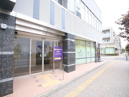 建物の正面玄関外観  