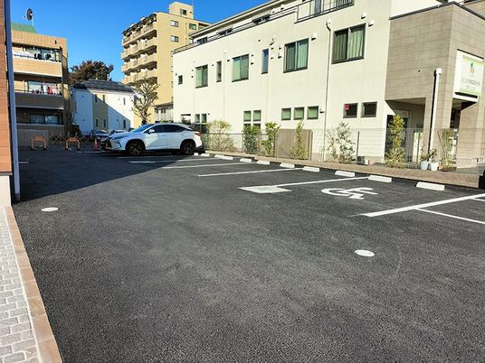 駐車場と建物外観  