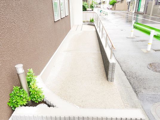 外通路のスロープ  