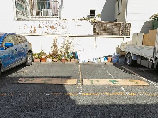 駐車スペースのある外観  