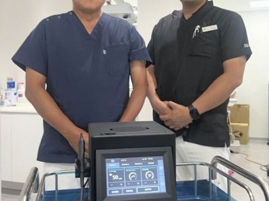 スタッフ2人が機器を確認する機能訓練室  