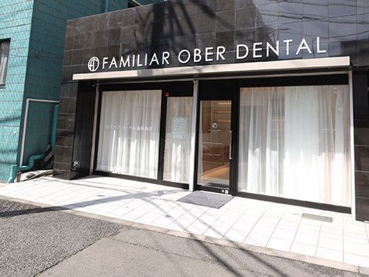 明るいガラス張りの入口  