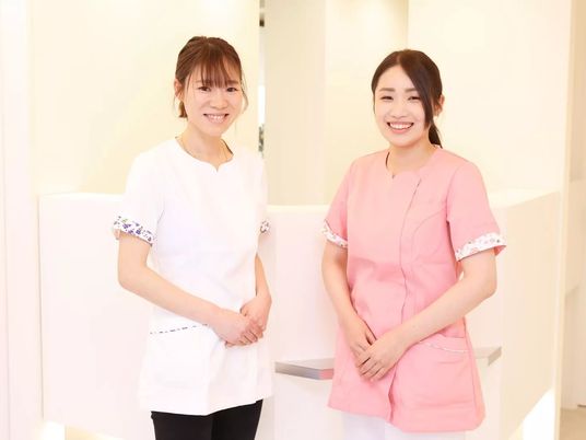 笑顔のスタッフが並ぶ廊下  