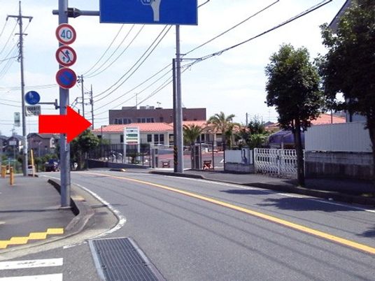 施設前の道路と門外観  