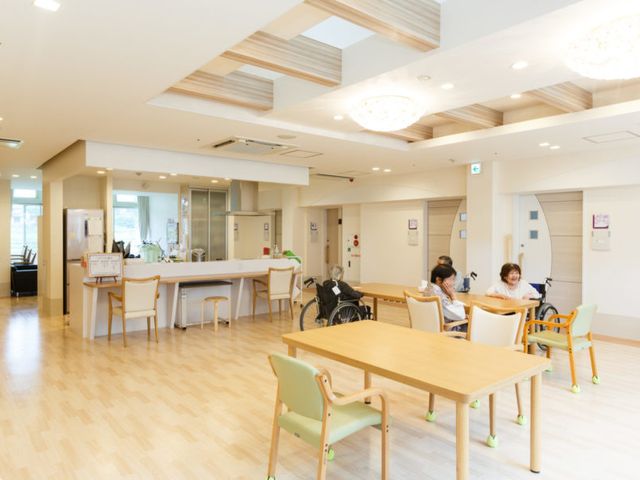 明るいダイニングルーム ダイニングルーム 自然光が降り注ぐ明るい空間で、快適にくつろげます。車椅子の方もゆったりと過ごせる設計になっています。