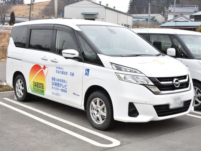 駐車場の車両 外観 施設の専用車両が駐車されています。外出時の移動手段も整っており、安心して働ける環境です。