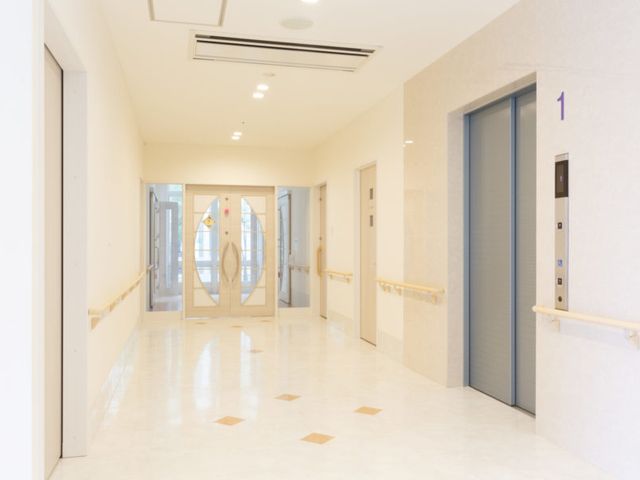 光が差し込む廊下 廊下 明るい廊下は、清潔感あふれる空間で安全に移動が可能です。手すりも設置されています。