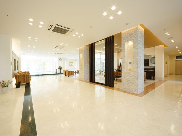 広々としたラウンジ ラウンジ 自然光が差し込む広々とした空間です。落ち着いた雰囲気でリラックスできます。