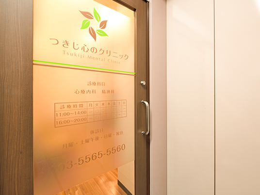 明るい廊下の扉  
