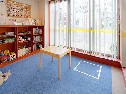 明るい多目的室の床  