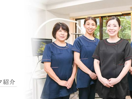 スタッフ3人の機能訓練室  