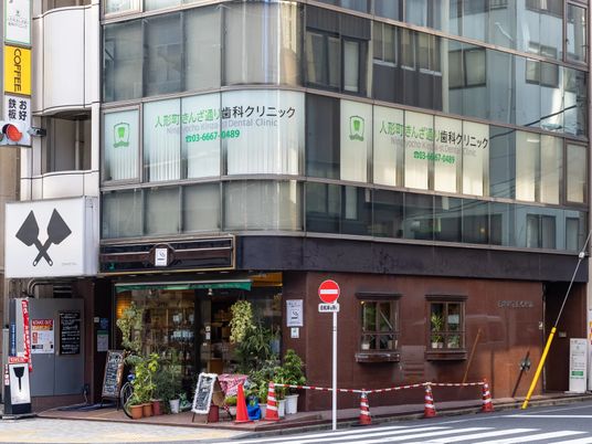 街角の建物外観  