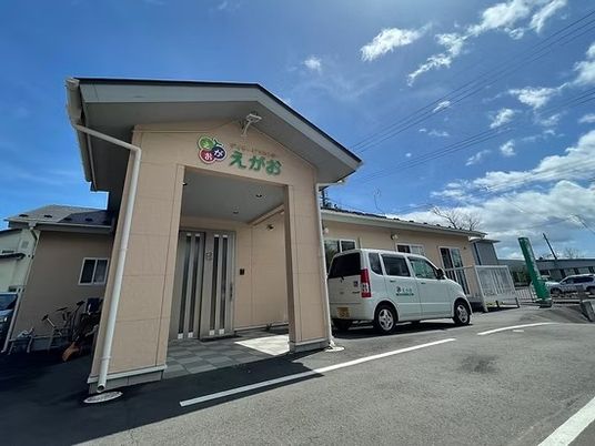 施設のエントランス外観  