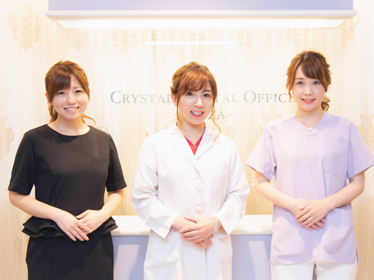 スタッフ3人の受付前  