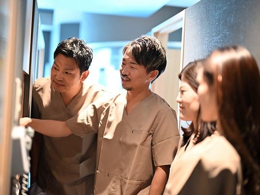 スタッフが操作を確認する廊下  