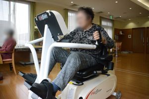 運動機器を使う人