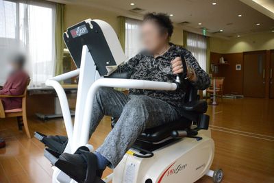 運動機器を使う人