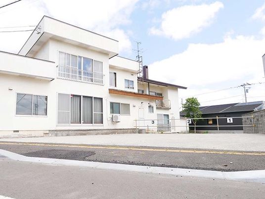 白い建物の外観  