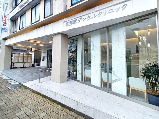 明るい外観の出入口  