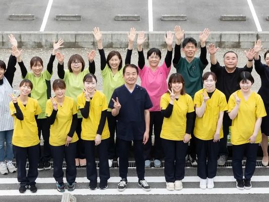 笑顔の職員集合外観  