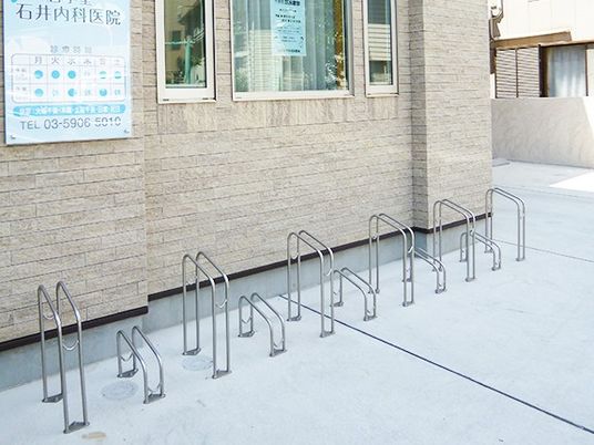 自転車置き場のある外観  
