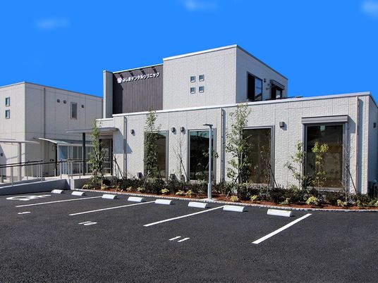 建物外観と駐車場  