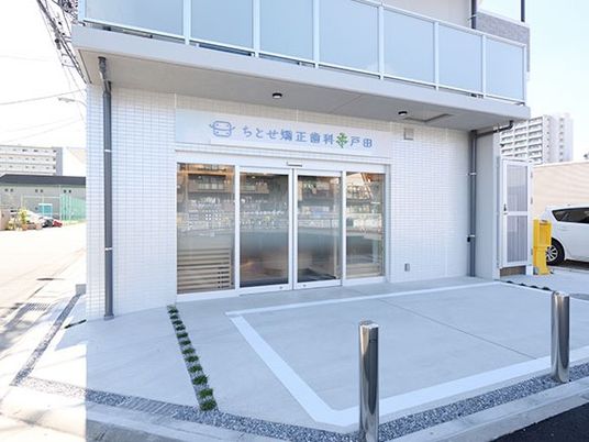 明るい外観のエントランス  