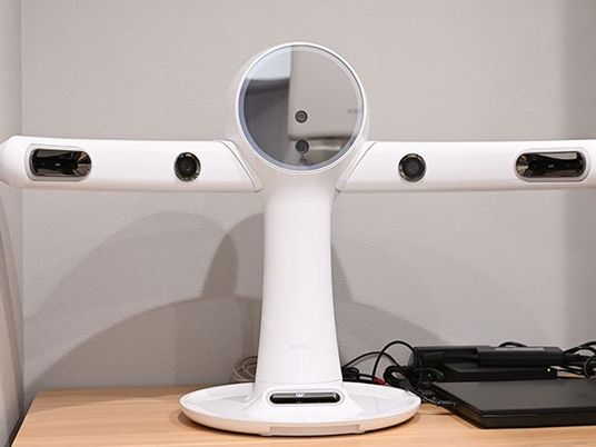 見守り機器のある机  
