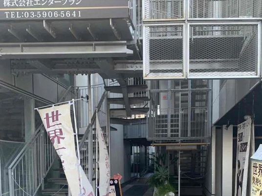 外階段のある通路  