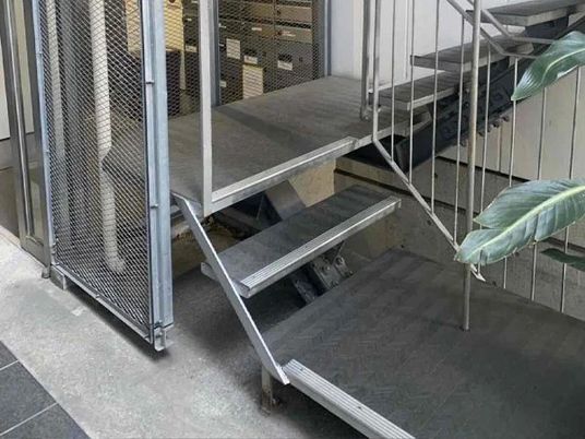 階段と通路が見える内観  