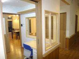明るい居室の一角