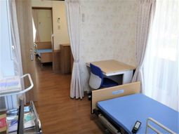 明るい個室の居室