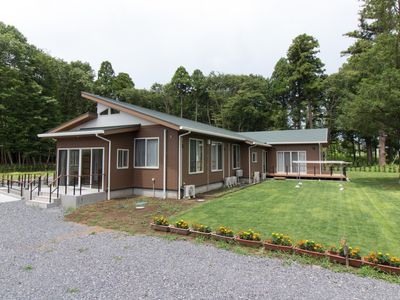 緑に囲まれた居室外観